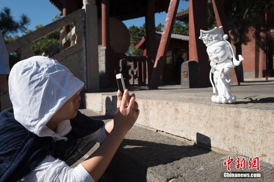 山西大同年轻人制作Q版菩萨塑像