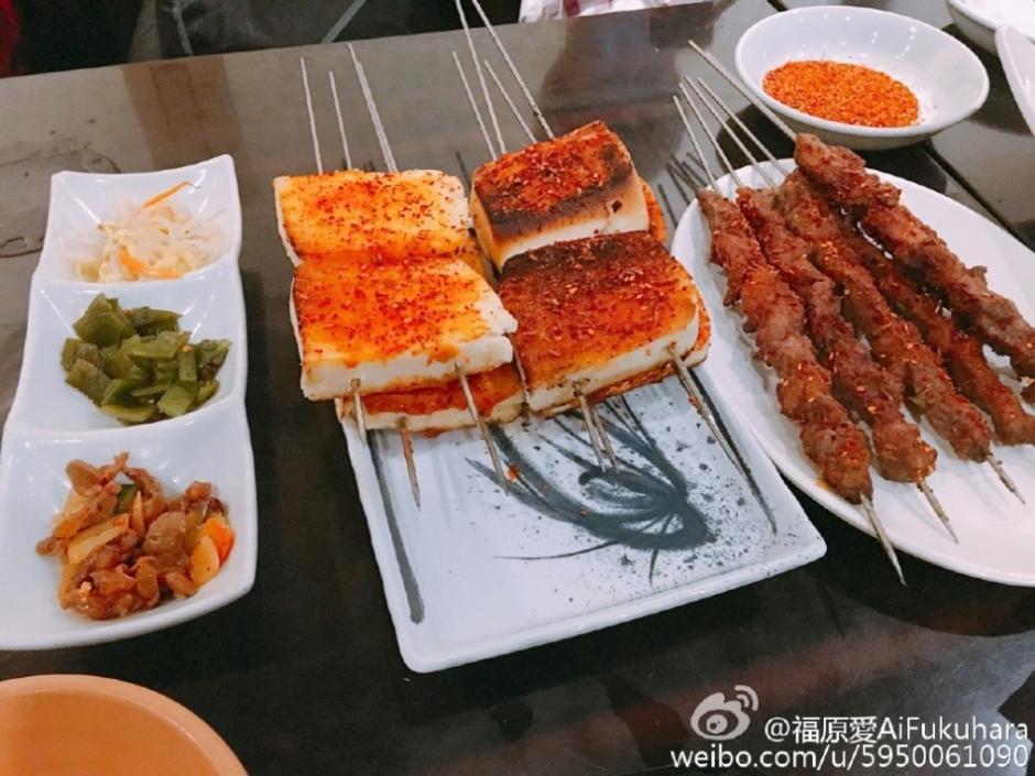 福原爱与陪练吃东北菜 大口撸串显豪迈