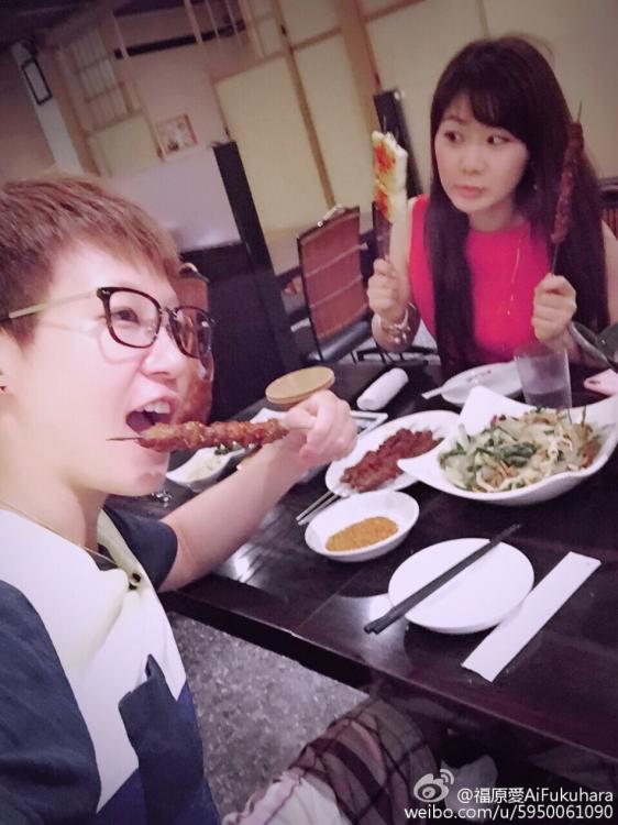 福原爱与陪练吃东北菜 大口撸串显豪迈
