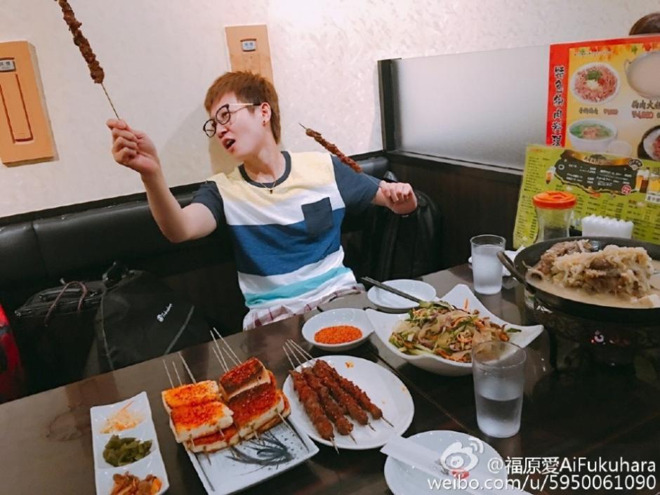 福原爱与陪练吃东北菜 大口撸串显豪迈