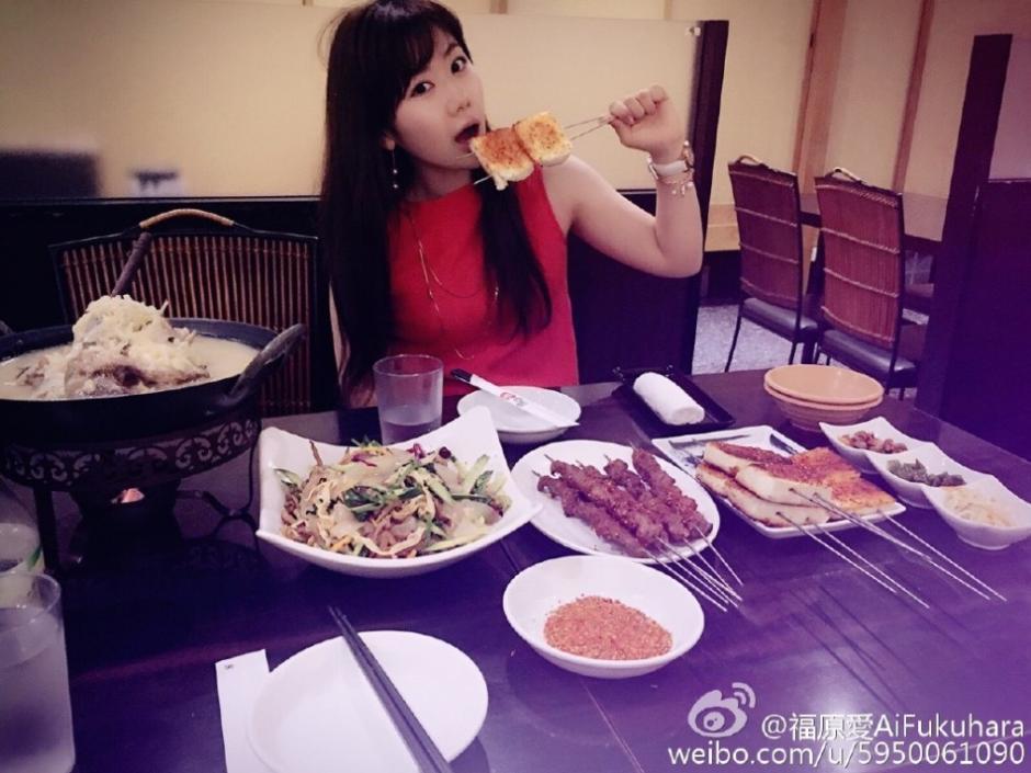 福原爱与陪练吃东北菜 大口撸串显豪迈