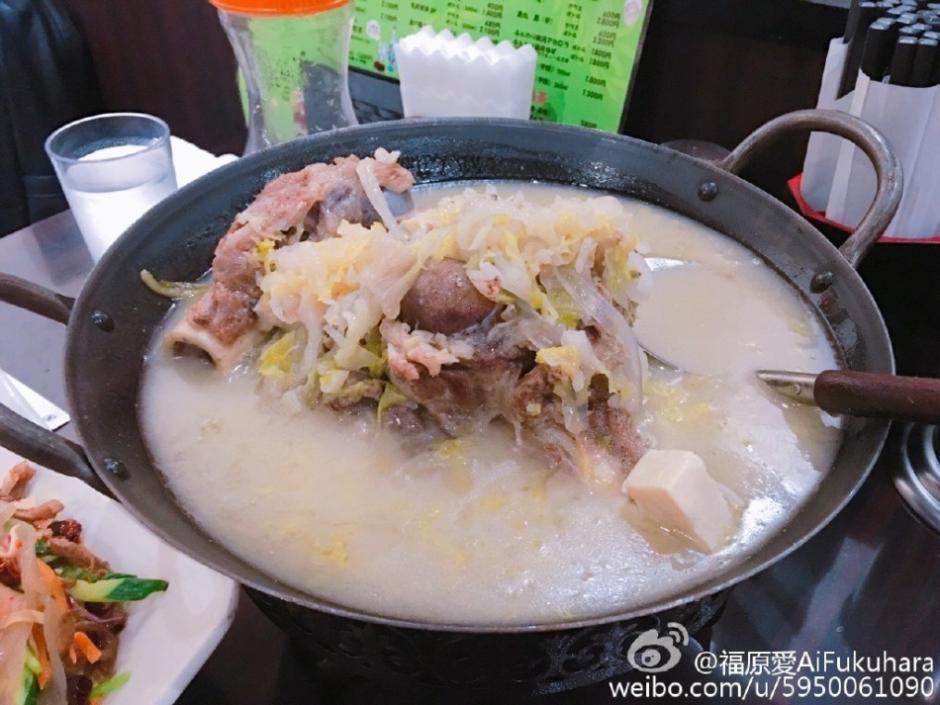 福原爱与陪练吃东北菜 大口撸串显豪迈
