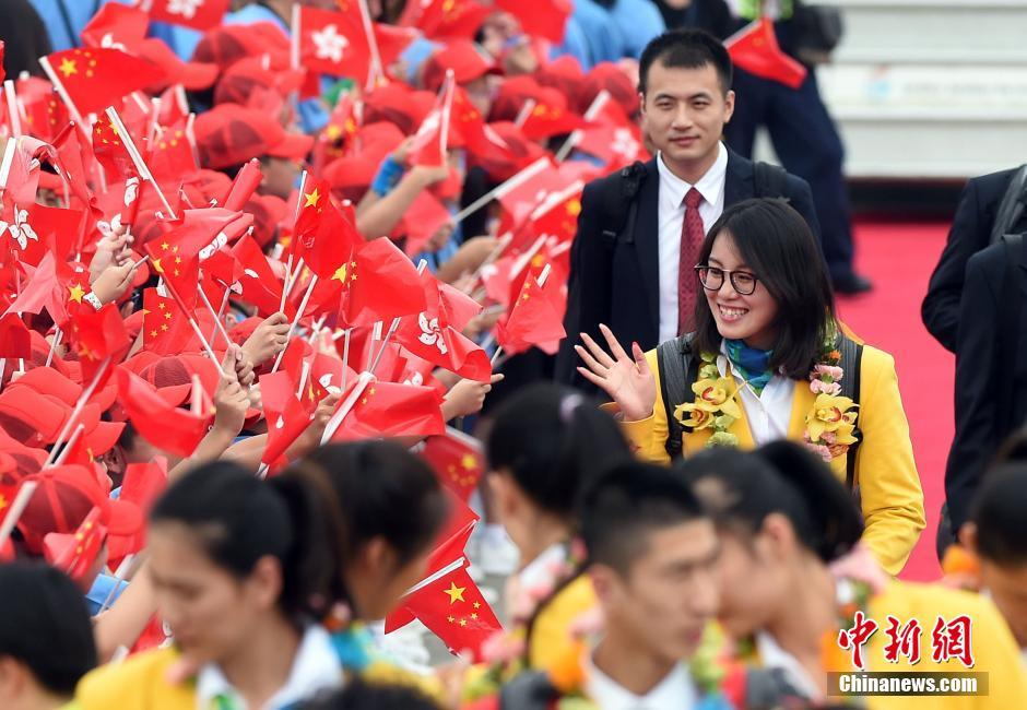 内地奥运精英代表团抵港 傅园慧贡献新款表情包