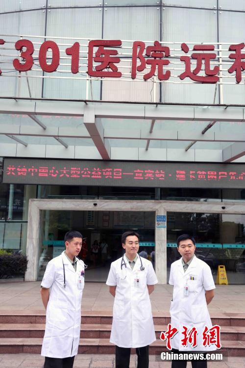中国人民解放军总医院医生在宜宾筛查儿童先心病患者