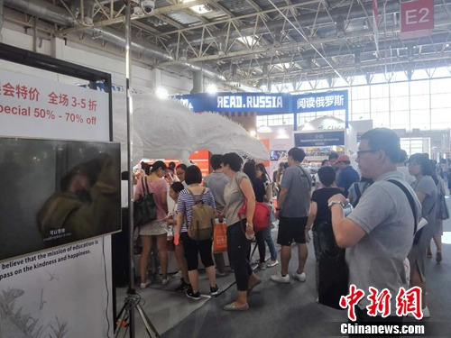 第23届图博会上,E2馆内络绎不绝的参观者。上官云 摄 点击进入下一页