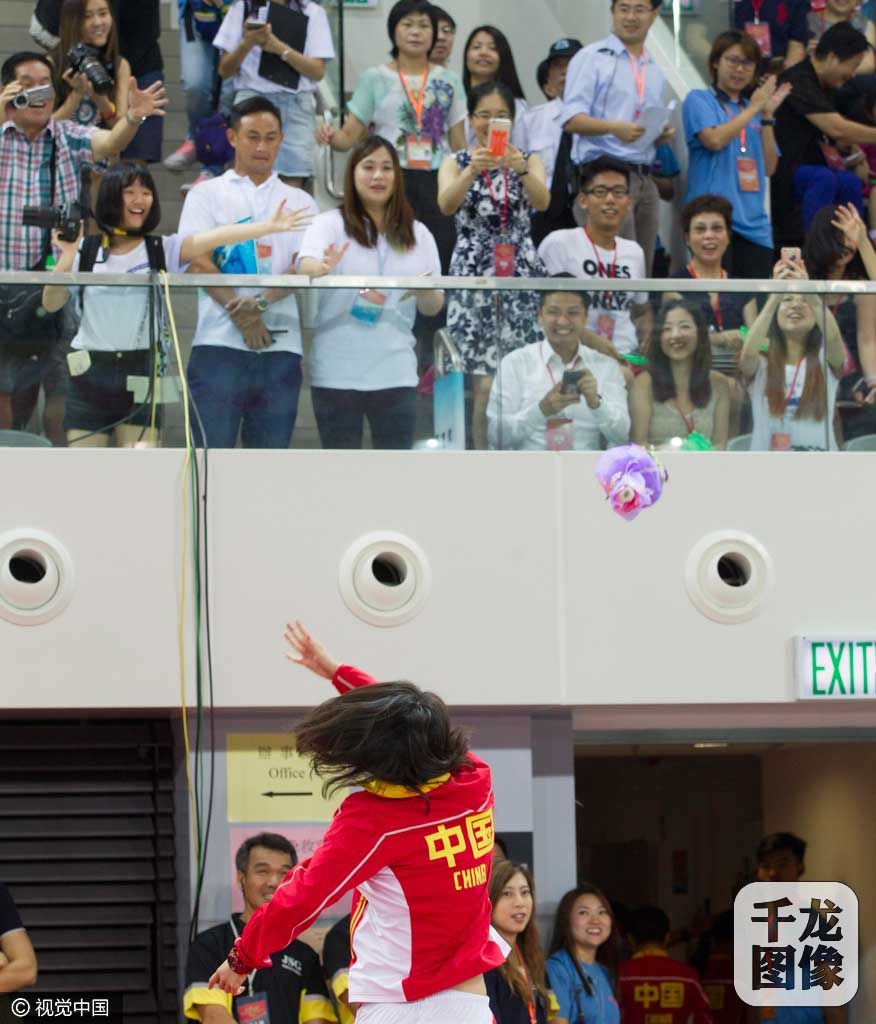 2016年8月28日，香港，奥运精英代表团示范表演，洪荒少女傅园慧热情回应粉丝。