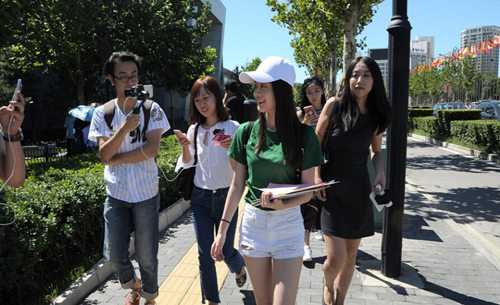 中戏开学新生前来报到 校园美女如云