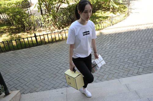 中戏开学新生前来报到 校园美女如云