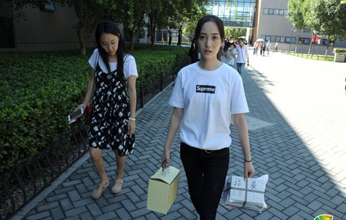 中戏开学新生前来报到 校园美女如云