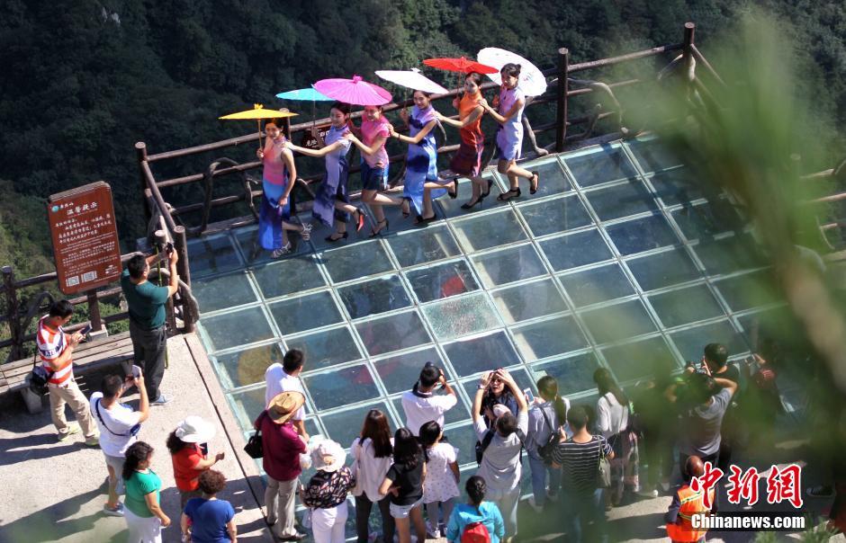 美女穿“风景旗袍”绝壁栈道走秀