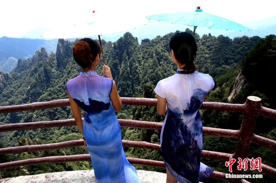 美女穿“风景旗袍”绝壁栈道走秀