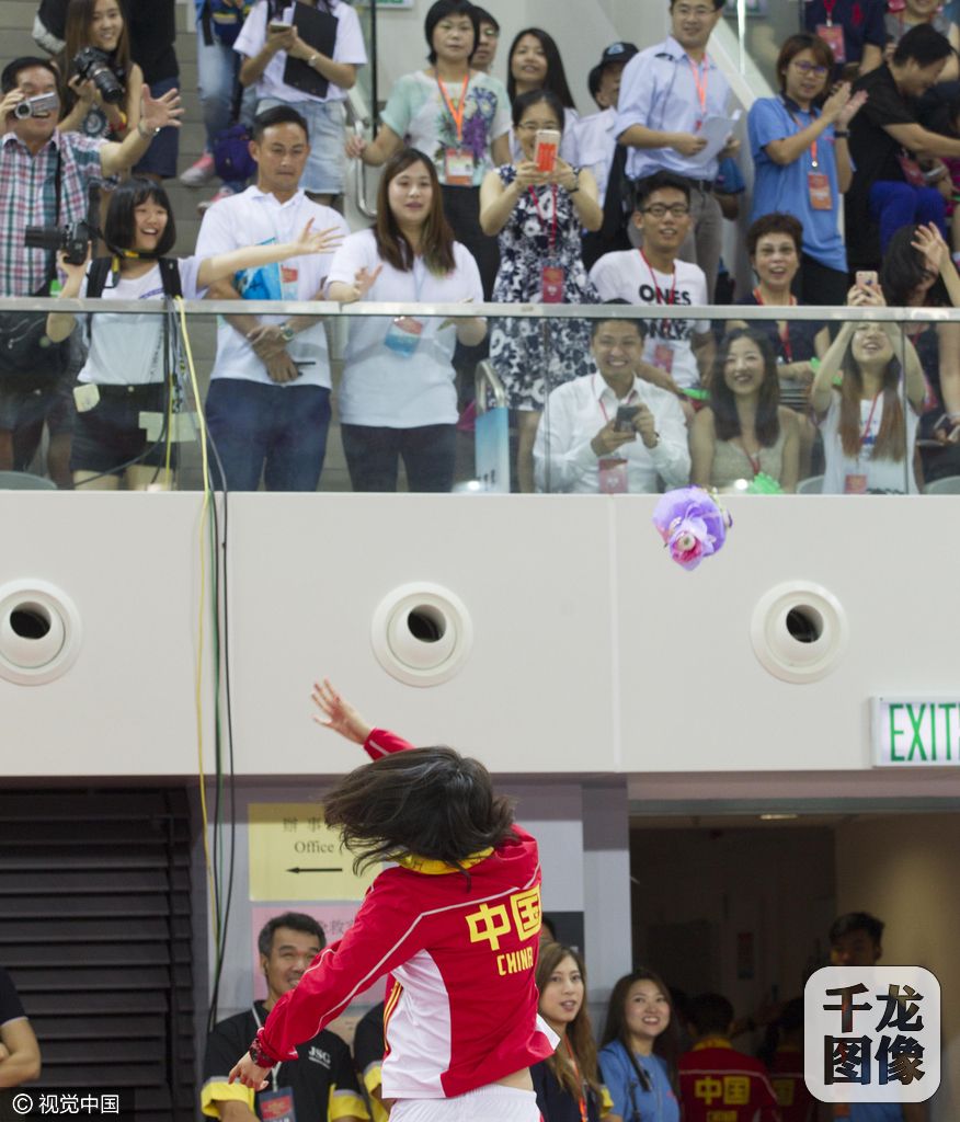 2016年8月28日，香港，奥运精英代表团示范表演，洪荒少女傅园慧热情回应粉丝。