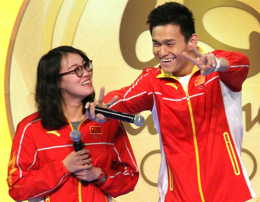 图为游泳运动员孙杨（右）在伊利沙伯体育馆“奥运精英约定你”汇演中，模仿队友傅园慧的表情和手势。（8月28日摄） 新华社发（王申摄）