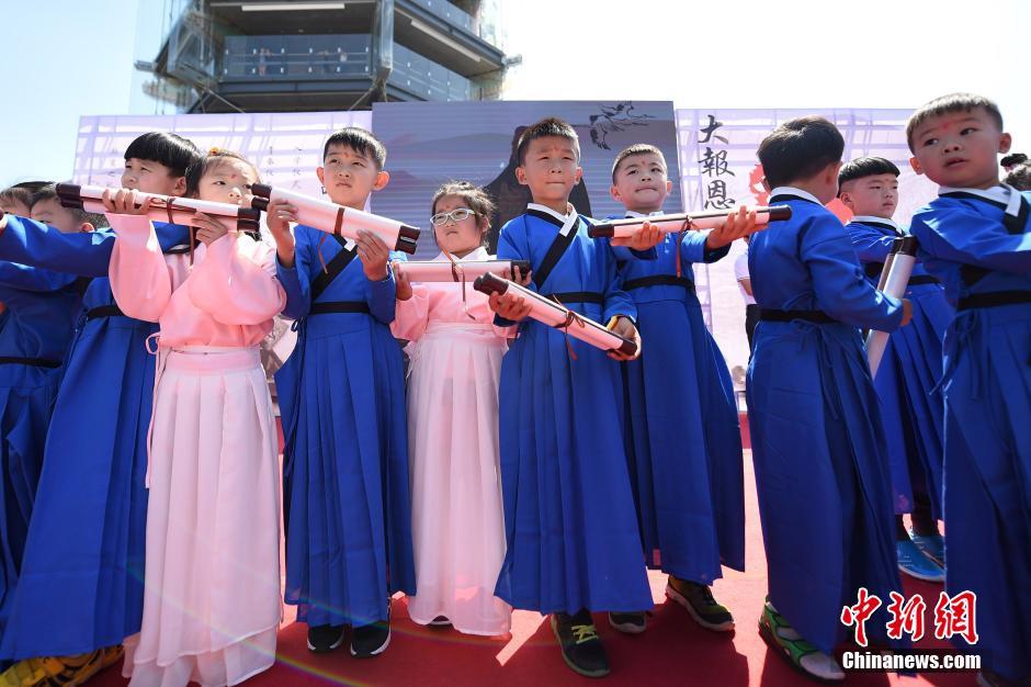 南京百名萌娃走进大报恩寺“开笔破蒙”