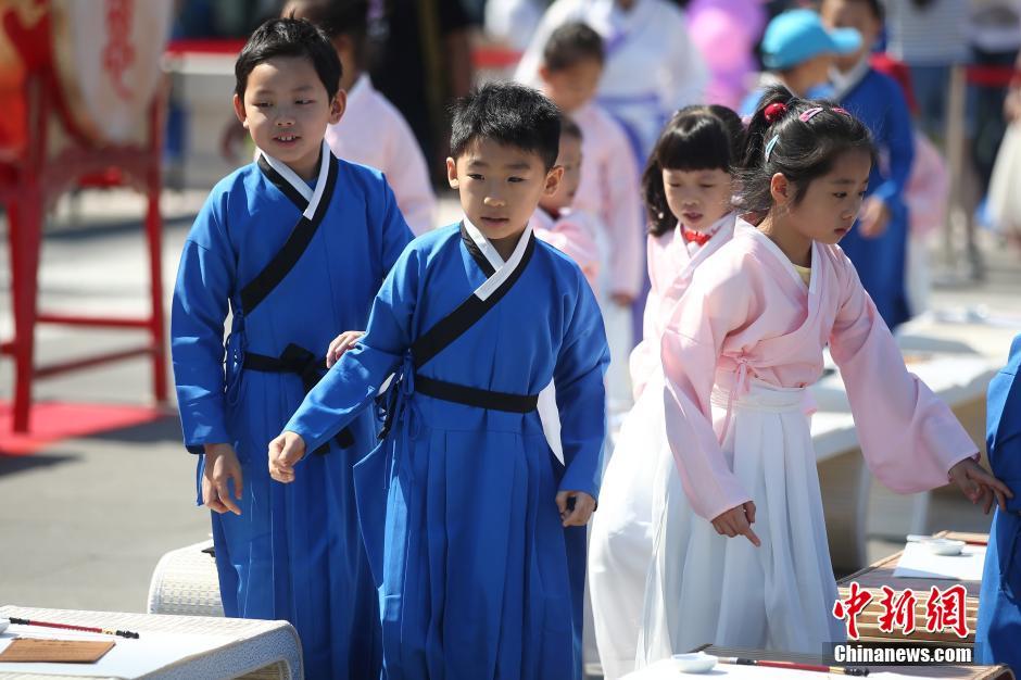 南京百名萌娃走进大报恩寺“开笔破蒙”