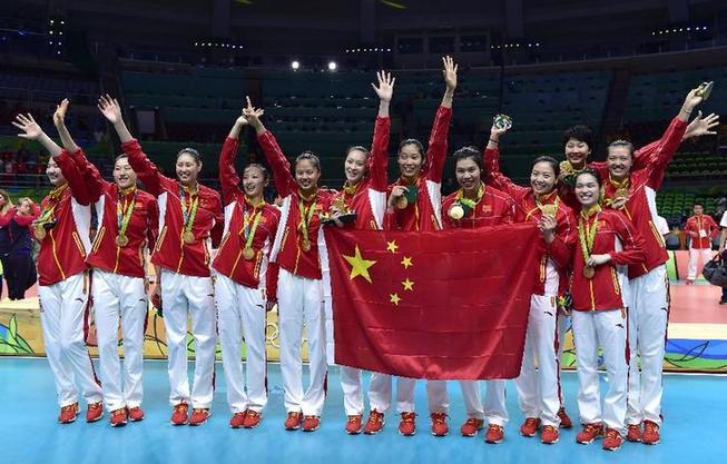 8月20日，中国女排队员在颁奖仪式后合影。 当日，在2016年里约奥运会女子排球决赛中，中国队以3比1战胜塞尔维亚队，夺得冠军。新华社记者岳月伟摄