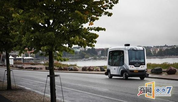 芬兰呆萌无人驾驶巴士测试 没有司机开车你敢坐吗?
