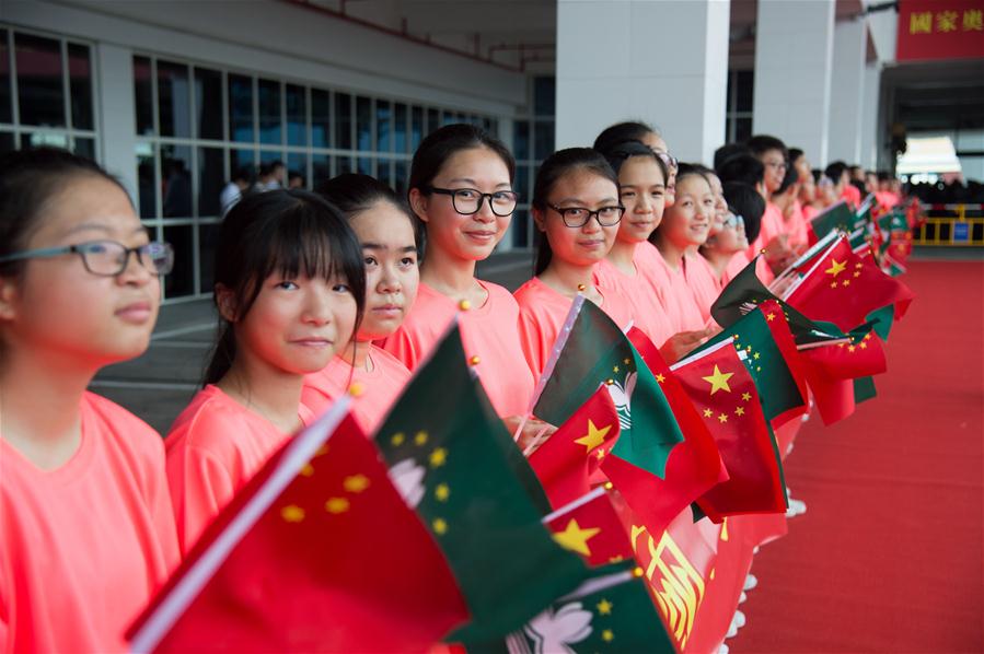 8月29日，澳门学生在外港码头迎接里约奥运会内地奥运精英代表团。当日，里约奥运会内地奥运精英代表团一行抵达澳门外港码头，展开为期4天的访问。澳门特区政府在码头举行了欢迎仪式。 新华社记者张金加摄