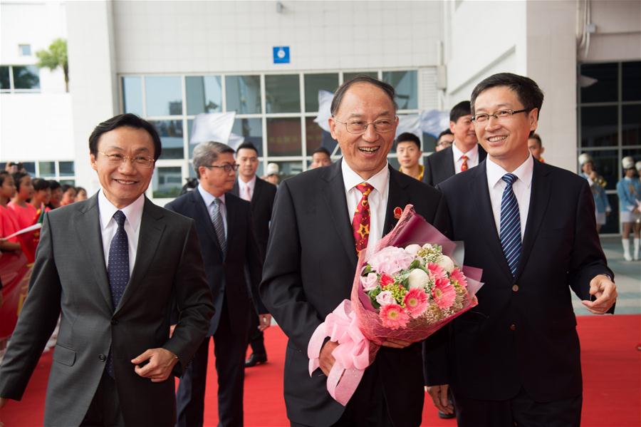 8月29日，中国国家体育总局局长暨里约奥运会内地奥运精英代表团团长刘鹏（前排中）抵达澳门外港码头。当日，里约奥运会内地奥运精英代表团一行抵达澳门外港码头，展开为期4天的访问。澳门特区政府在码头举行了欢迎仪式。 新华社记者张金加摄