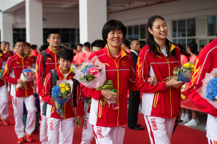  8月29日，中国女排主教练郎平（右二）等抵达澳门外港码头。当日，里约奥运会内地奥运精英代表团一行抵达澳门外港码头，展开为期4天的访问。澳门特区政府在码头举行了欢迎仪式。 新华社记者张金加摄