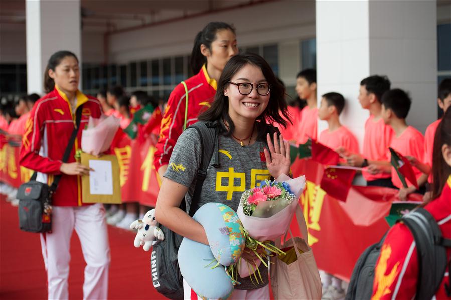 8月29日，游泳运动员傅园慧（前）抵达澳门外港码头。当日，里约奥运会内地奥运精英代表团一行抵达澳门外港码头，展开为期4天的访问。澳门特区政府在码头举行了欢迎仪式。 新华社记者张金加摄