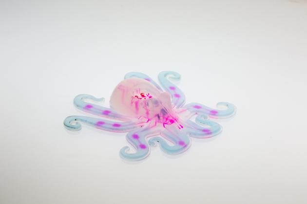 Octobot机器人是一款全自动软体机器人。它如同橡皮泥一样柔软，身上没有电线，也不需要用电池，并且用3D打印机就可以制作出来，成本十分低廉。