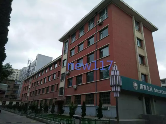 白银8岁受害女童母亲:打开柜子看到娃娃蜷在里面