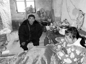 王雨患病期间在家休养，爷爷陪着她 家人供图