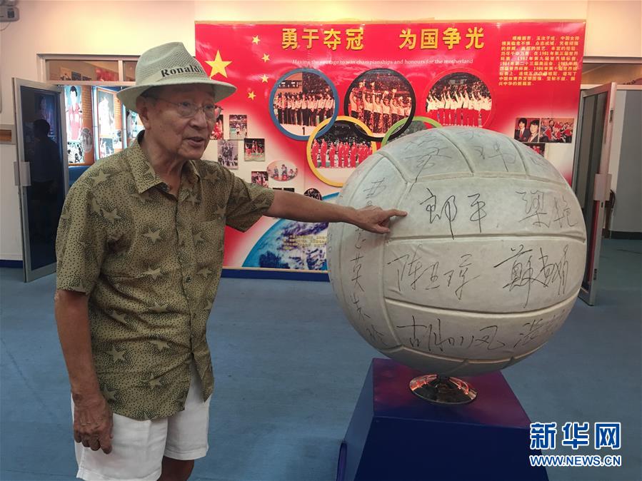 82岁老人钟家琪的衬衫口袋里，静静地装着几张便笺纸。郎平、冯坤、朱婷……便笺纸上记录着几代中国女排运动员的名字。“从洛杉矶到雅典再到里约，每场比赛都熟悉不已。”钟家琪说。