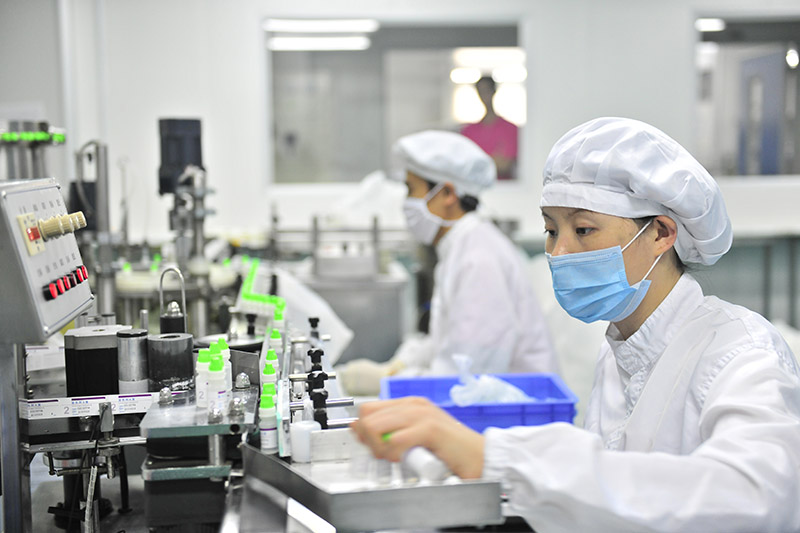 生命科学研究所内，正全神贯注实验的年轻科学家。昌平区供图
