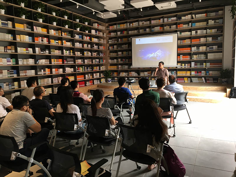 回+创业图书馆文创沙龙正在授课，创业者可以随时吸收创业养分。昌平区供图
