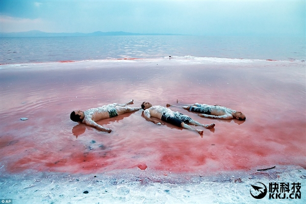 湖乌尔米湖流血:恐怖血红色-千龙网·中国首