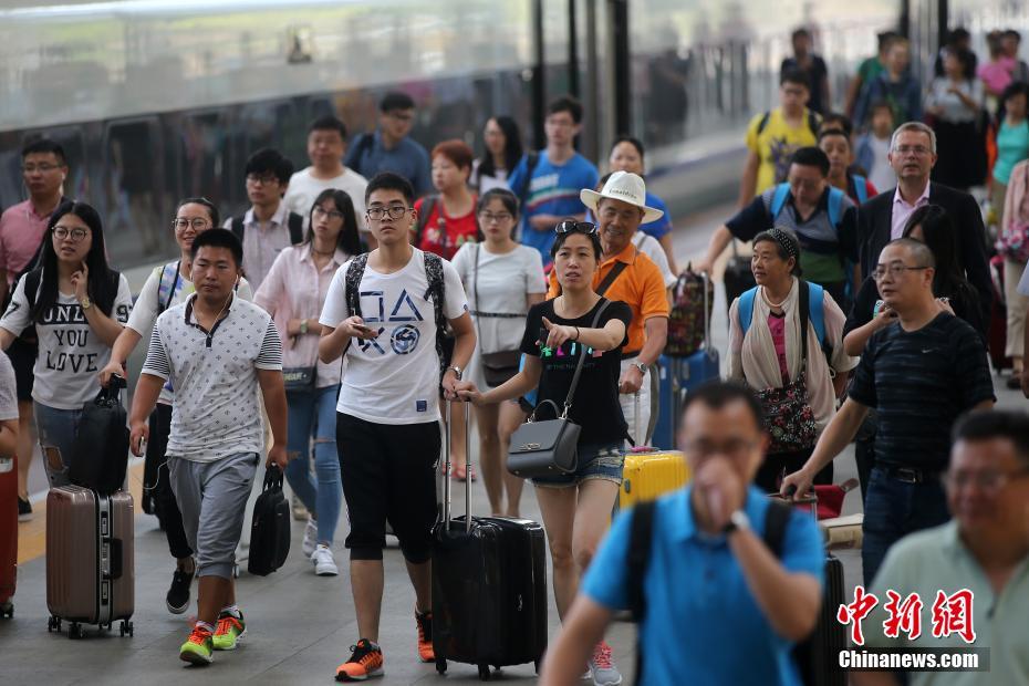 2016中国暑运收官 铁路客流持续高位运行