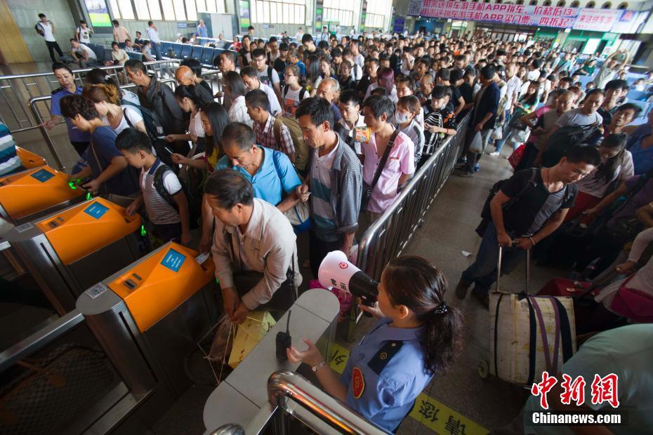 中国暑运收官 铁路迎客流返程高峰