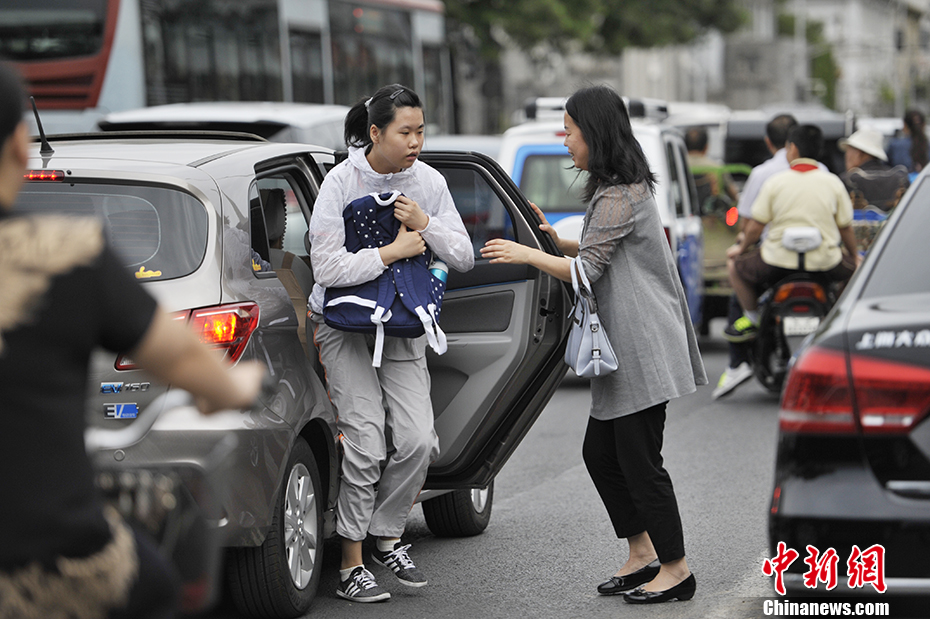 早高峰遇开学首日 北京学校周边道路拥堵