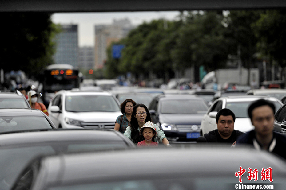早高峰遇开学首日 北京学校周边道路拥堵