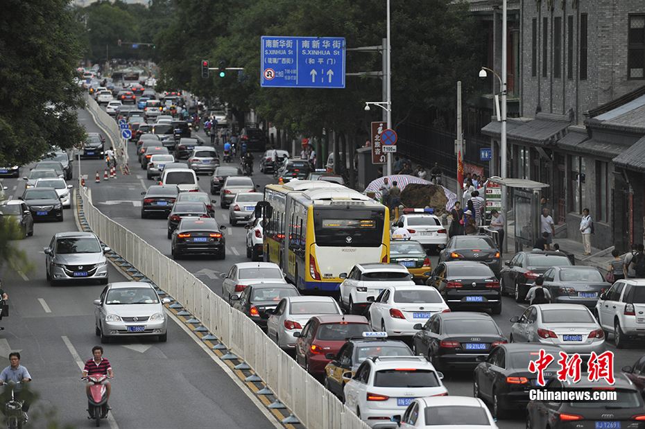 早高峰遇开学首日 北京学校周边道路拥堵