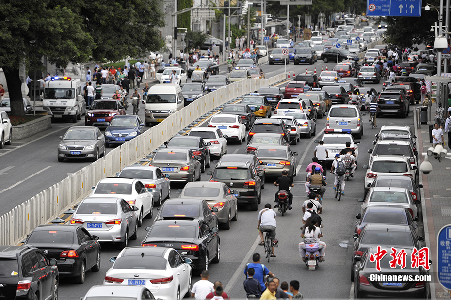 早高峰遇开学首日 北京学校周边道路拥堵