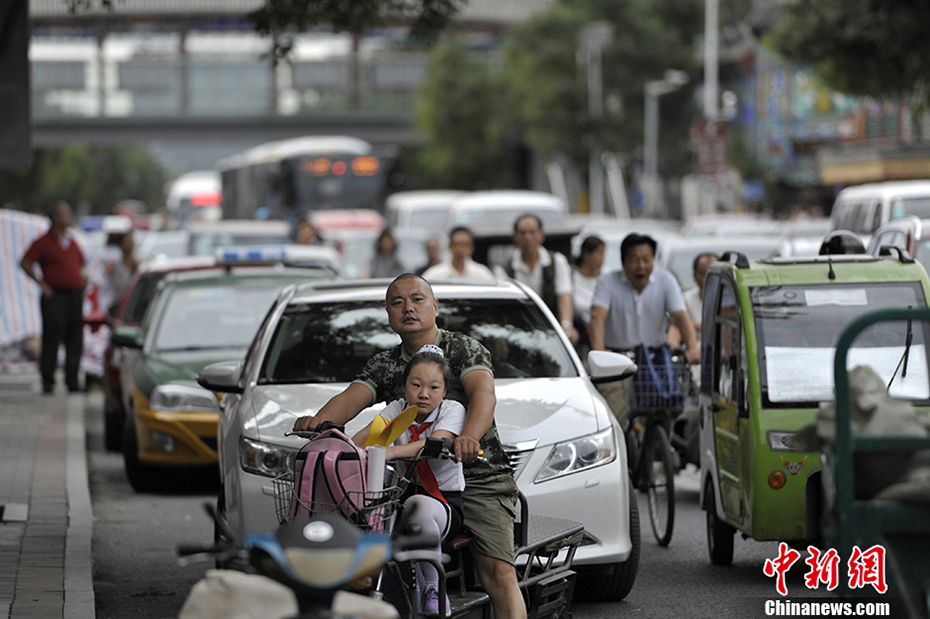 早高峰遇开学首日 北京学校周边道路拥堵