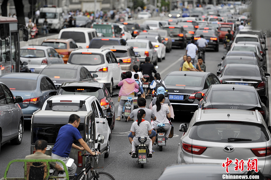 早高峰遇开学首日 北京学校周边道路拥堵