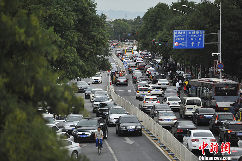 早高峰遇开学首日 北京学校周边道路拥堵