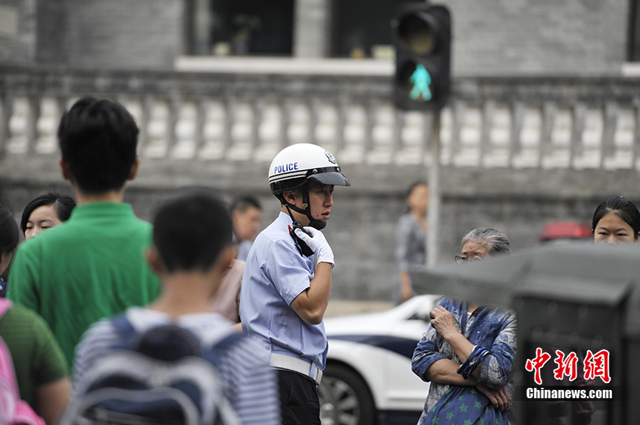 早高峰遇开学首日 北京学校周边道路拥堵