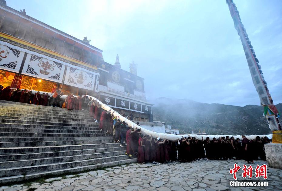 哲蚌寺展佛 拉萨雪顿节拉开序幕