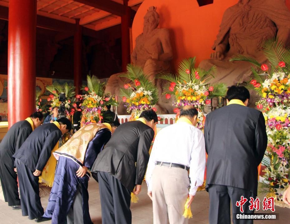 河北涿鹿千余华人共祭中华三祖