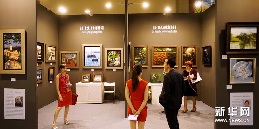 9月1日，观众在参观展出的油画作品。