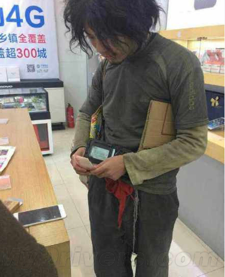 网曝乞丐甩万元现金买2台iPhone 6 Plus