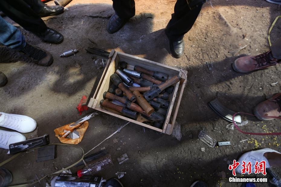 贵阳警方集中销毁逾九万把“枪支”刀具