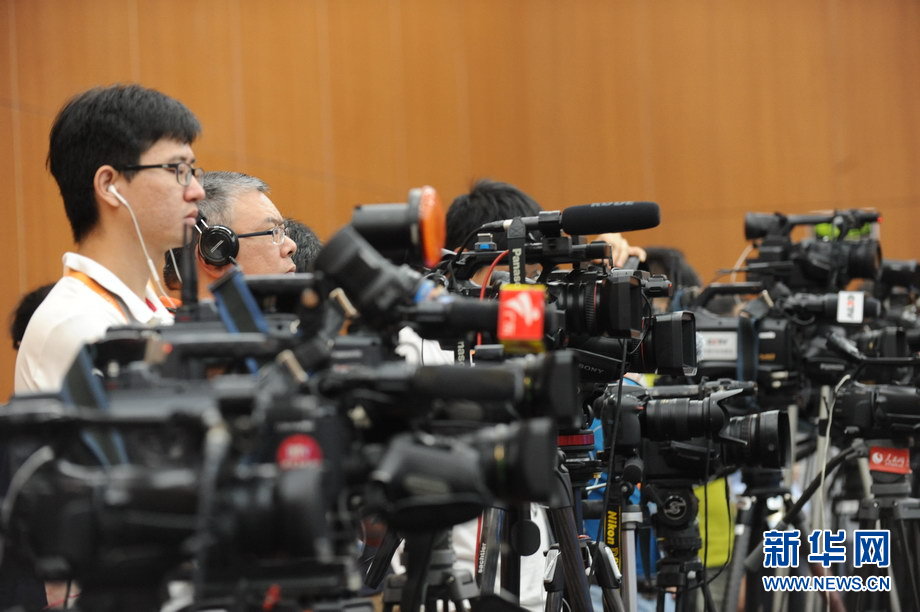 　二十国集团领导人第十一次峰会9月4日至5日在浙江杭州举行。峰会新闻中心一派繁忙景象，境内外各路媒体记者使出“洪荒之力”，实时报道峰会动态。新华网记者 陈竞超 摄