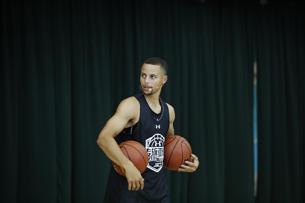 9月3日，库里在华南农业大学篮球馆内指导小球员们训练。当日，NBA勇士队球星库里现身广州华南农业大学，开启“传旗亚洲”之旅史蒂芬·库里中国行的第二站。 　　新华社记者吴鲁摄 (1)