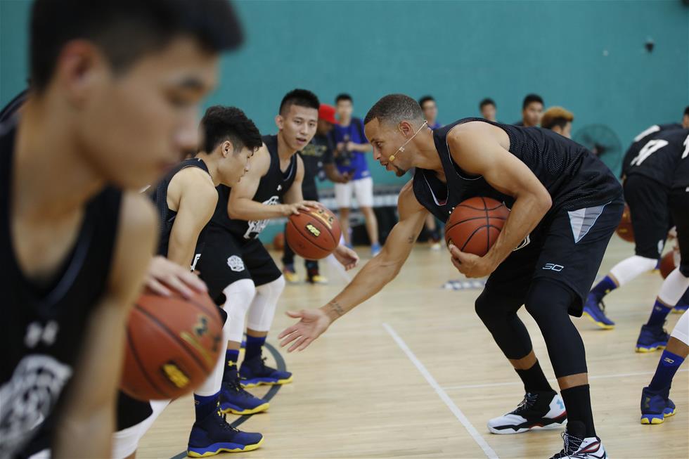 9月3日，库里（右一）在华南农业大学篮球馆内指导小球员们训练。当日，NBA勇士队球星库里现身广州华南农业大学，开启“传旗亚洲”之旅史蒂芬·库里中国行的第二站。 　　新华社记者吴鲁摄 (1)
